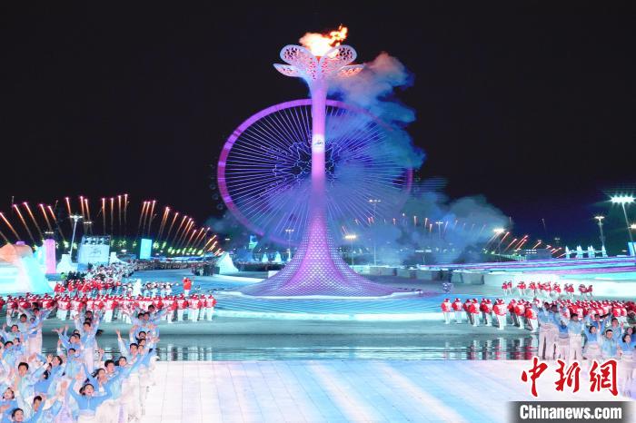 中国红遇冰雪白：哈尔滨亚冬会释放冰雪旅游热