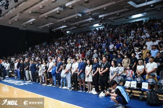 港城夜空下NBL新赛季揭幕：香港金牛主场力克广