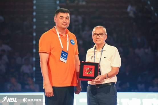 港城夜空下NBL新赛季揭幕：香港金牛主场力克广