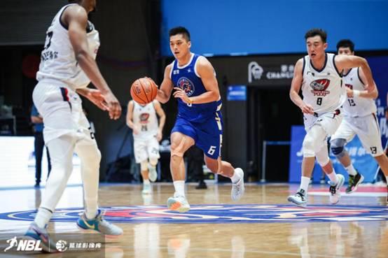 港城夜空下NBL新赛季揭幕：香港金牛主场力克广