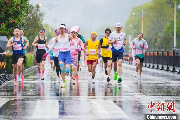 2025修水半程马拉松近万名跑者春雨中奔跑