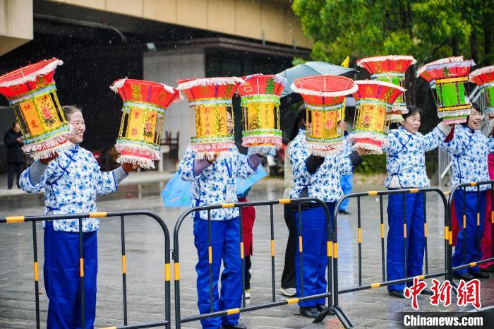 2025修水半程马拉松近万名跑者春雨中奔跑