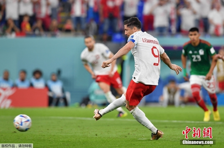 墨西哥波兰球迷交融谱写足球狂欢曲