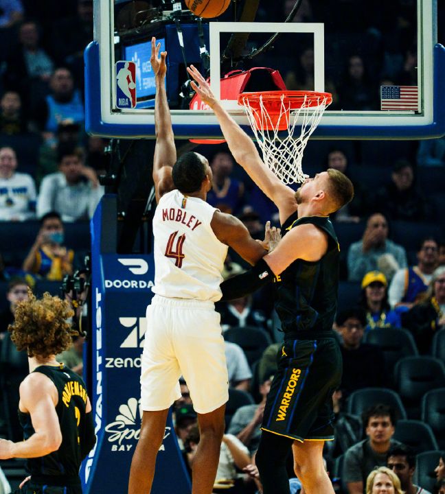 哈登助骑士客场复仇勇士 残阵勇士难阻逆转