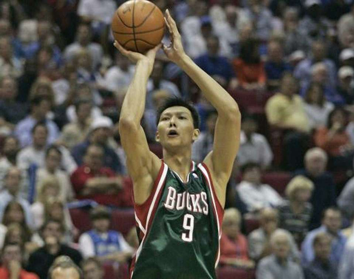 维拉纽瓦怒斥易建联替补安排 离队后迎来生涯巅