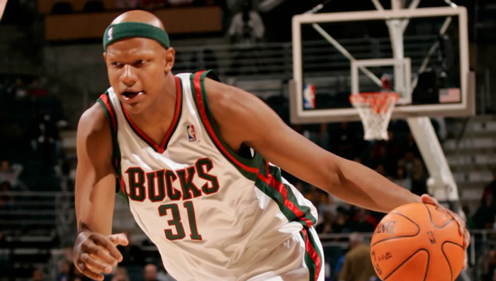 维拉纽瓦怒斥易建联替补安排 离队后迎来生涯巅