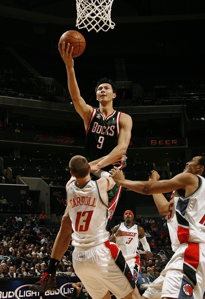 维拉纽瓦怒斥易建联替补安排 离队后迎来生涯巅